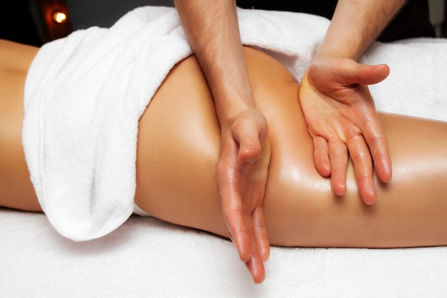 foto de close up da massagem anticelulite das coxas 73197 4461